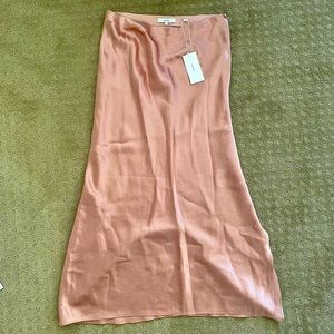 Vince elastic band long skirt. Zipper open. Flowy, feminine and effortless.